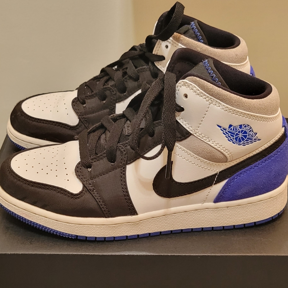Air Jordan 1 Mid SE - Big Kids size 5